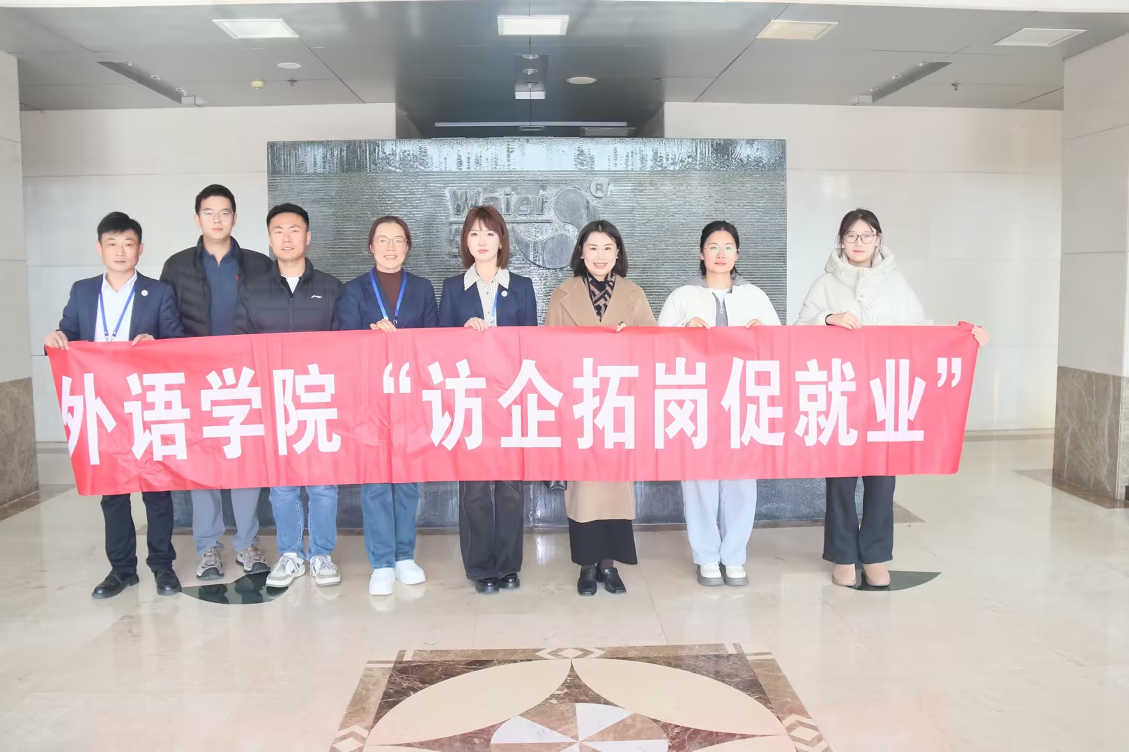 人生就是搏官网与青岛大学外语学院共建“人才培养基地”，开启校企合作新篇章