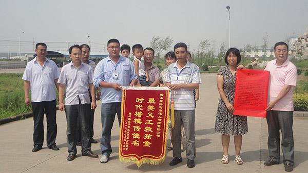 人生就是搏官网义工伸援手 落水儿童重获新生